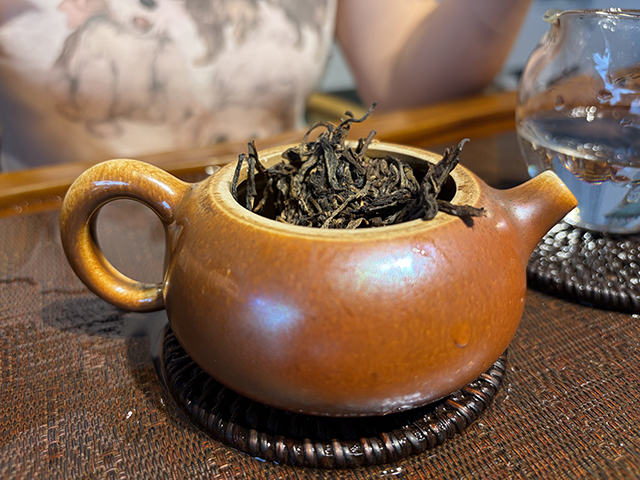 图为勐海茶厂2001年黄印青饼