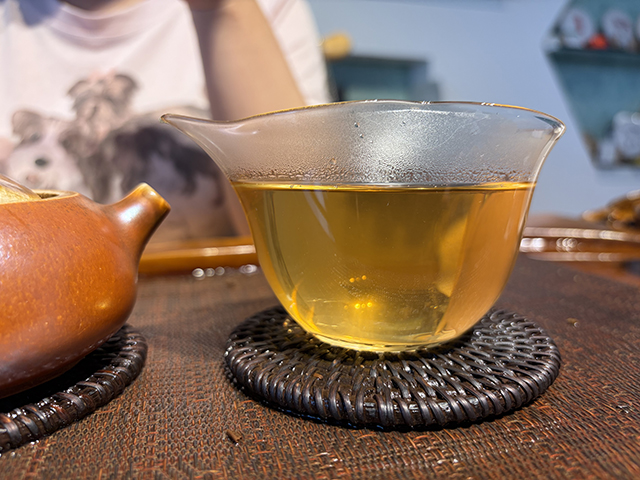 图为勐海茶厂2001年黄印青饼