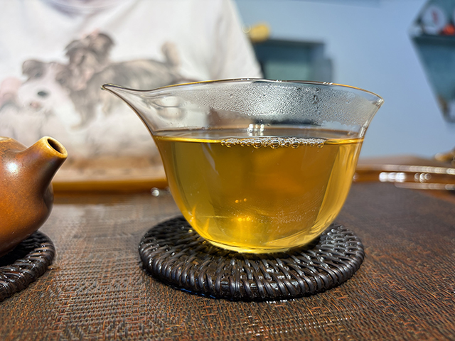 图为勐海茶厂2001年黄印青饼