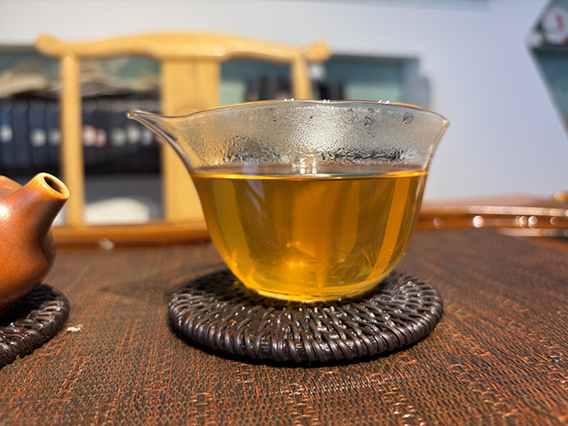 图为勐海茶厂2001年黄印青饼