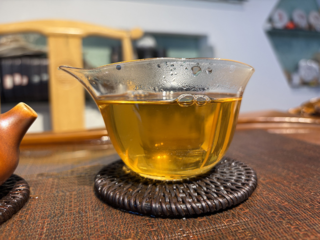 图为勐海茶厂2001年黄印青饼