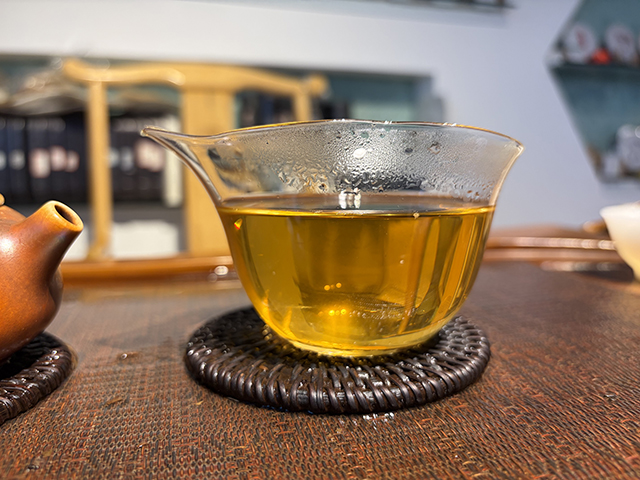 图为勐海茶厂2001年黄印青饼