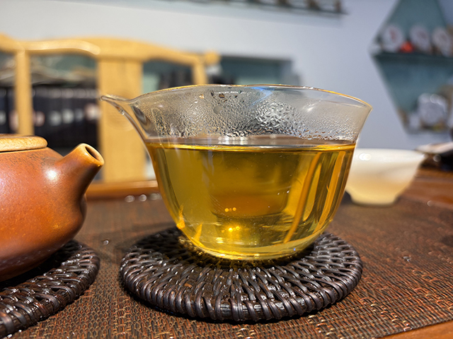 图为勐海茶厂2001年黄印青饼