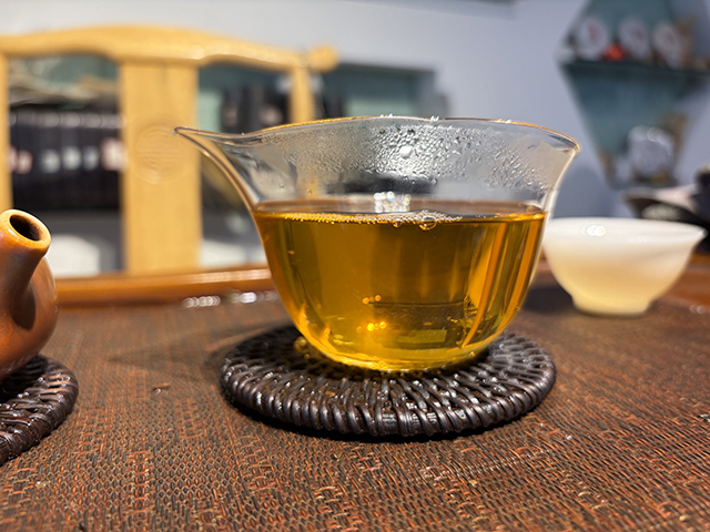 图为勐海茶厂2001年黄印青饼