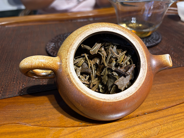 图为勐海茶厂2001年黄印青饼