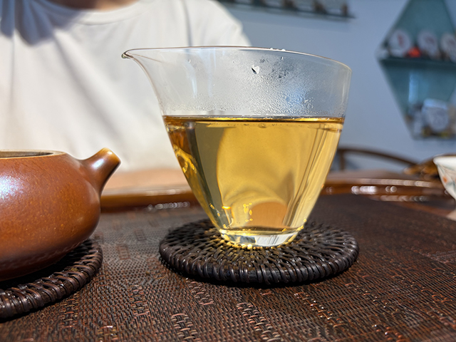 图为象明茏兴茶厂2008年蛮砖早春饼