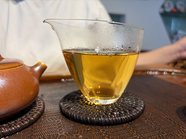图为象明茏兴茶厂2008年蛮砖早春饼