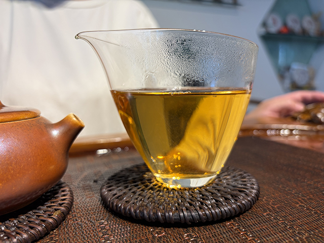 图为象明茏兴茶厂2008年蛮砖早春饼