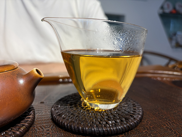 图为象明茏兴茶厂2008年蛮砖早春饼