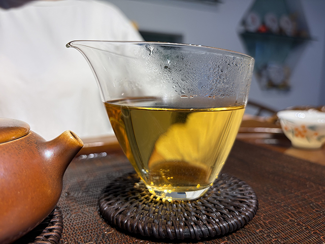图为象明茏兴茶厂2008年蛮砖早春饼