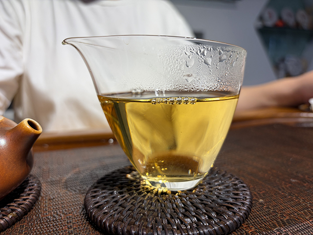 图为象明茏兴茶厂2008年蛮砖早春饼