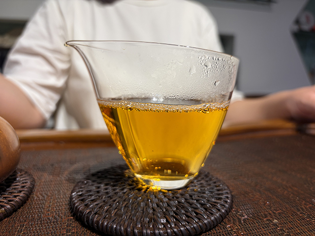 图为象明茏兴茶厂2008年蛮砖早春饼
