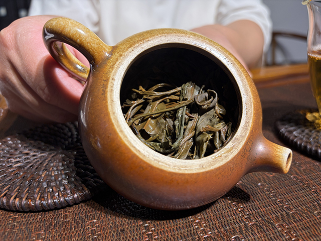 图为象明茏兴茶厂2008年蛮砖早春饼