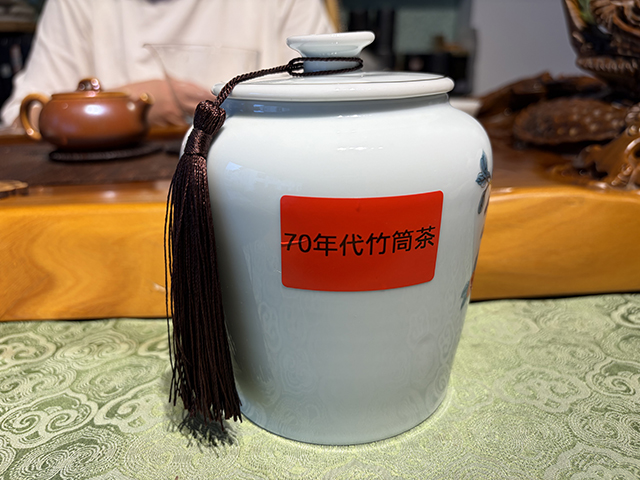 图为70年代勐海勐宋那卡竹筒茶