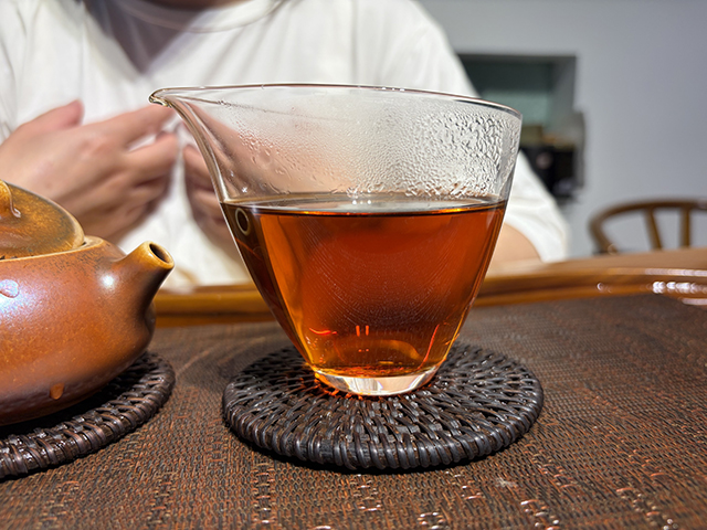 图为70年代勐海勐宋那卡竹筒茶