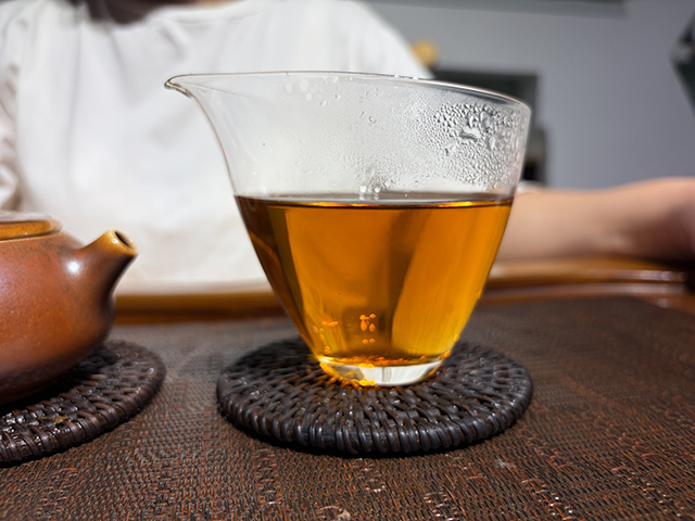 图为70年代勐海勐宋那卡竹筒茶