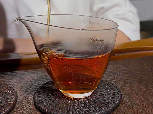 图为70年代勐海勐宋那卡竹筒茶