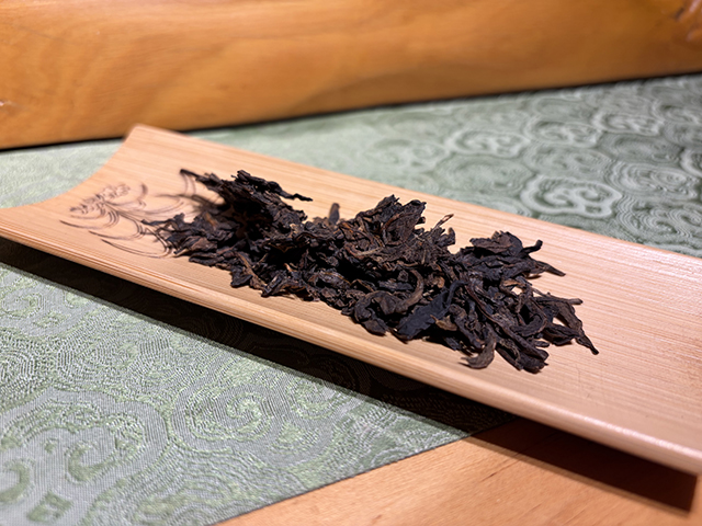 图为春城茶厂马帮牌2002年攸乐青饼蛮砖款