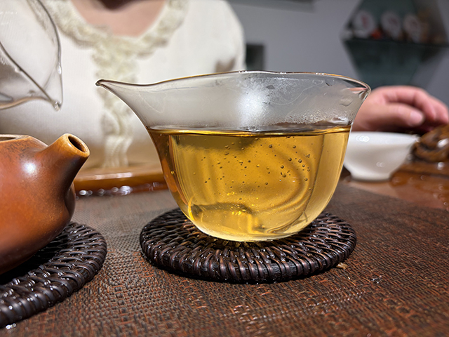 图为春城茶厂马帮牌2002年攸乐青饼蛮砖款