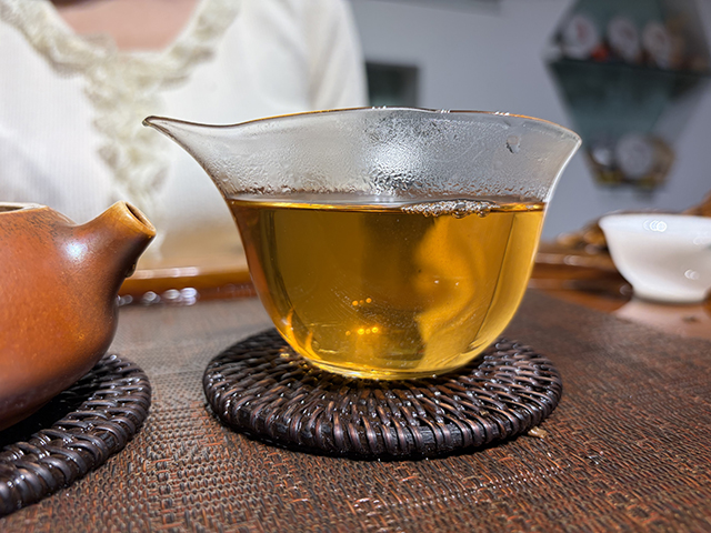 图为春城茶厂马帮牌2002年攸乐青饼蛮砖款