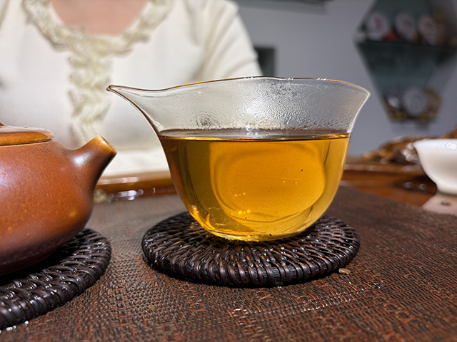 图为春城茶厂马帮牌2002年攸乐青饼蛮砖款