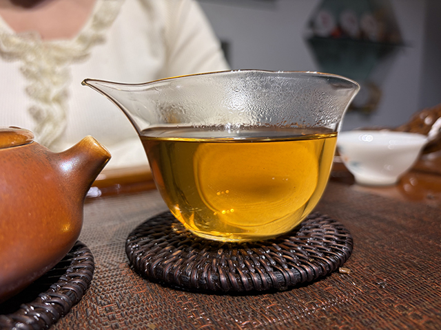 图为春城茶厂马帮牌2002年攸乐青饼蛮砖款