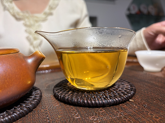图为春城茶厂马帮牌2002年攸乐青饼蛮砖款