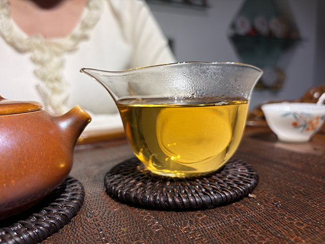 图为春城茶厂马帮牌2002年攸乐青饼蛮砖款