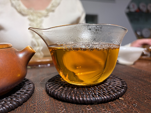 图为春城茶厂马帮牌2002年攸乐青饼蛮砖款