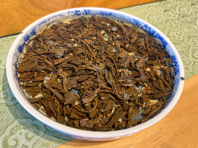 图为春城茶厂马帮牌2002年攸乐青饼蛮砖款