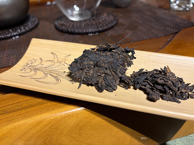 图为紫爵龙2015年普洱熟茶