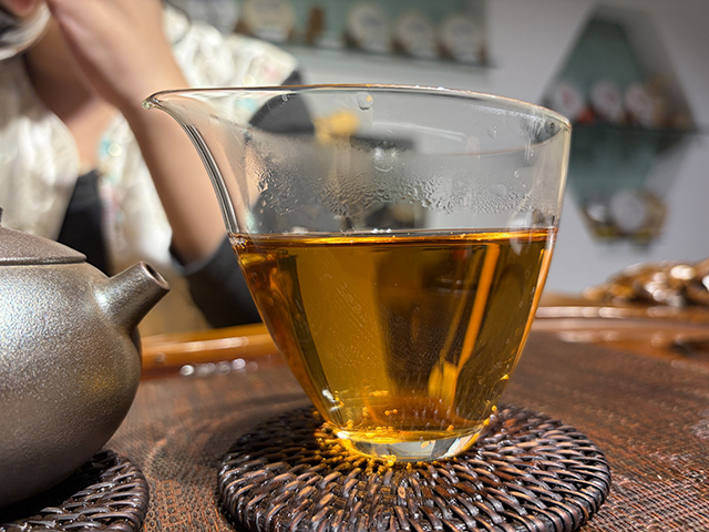 图为紫爵龙2015年普洱熟茶