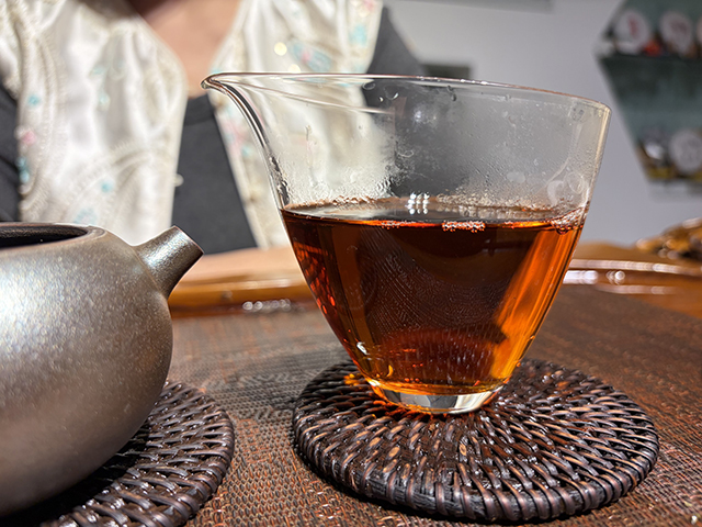 图为紫爵龙2015年普洱熟茶