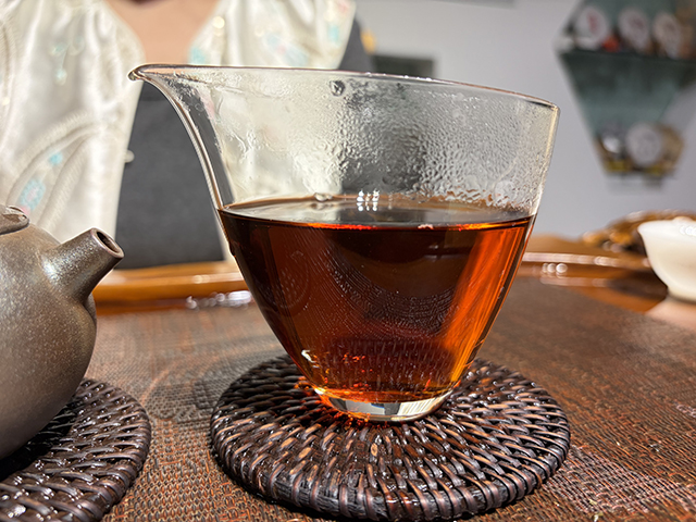 图为紫爵龙2015年普洱熟茶