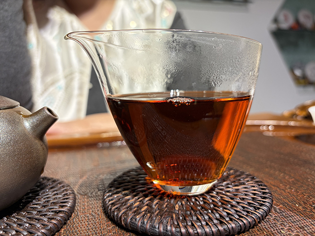 图为紫爵龙2015年普洱熟茶