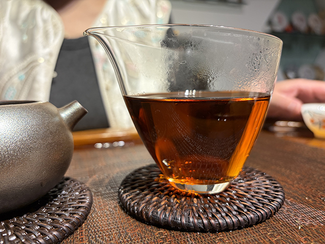 图为紫爵龙2015年普洱熟茶