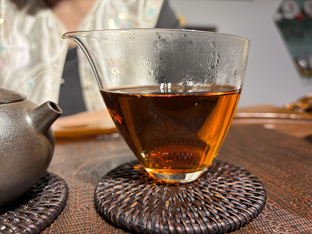 图为紫爵龙2015年普洱熟茶