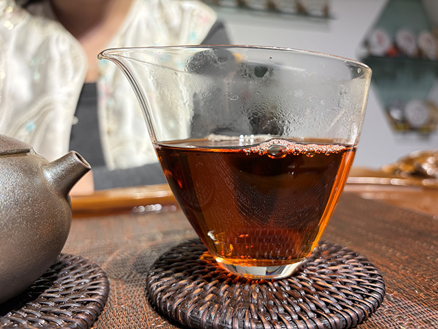 图为紫爵龙2015年普洱熟茶