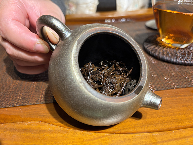图为紫爵龙2015年普洱熟茶
