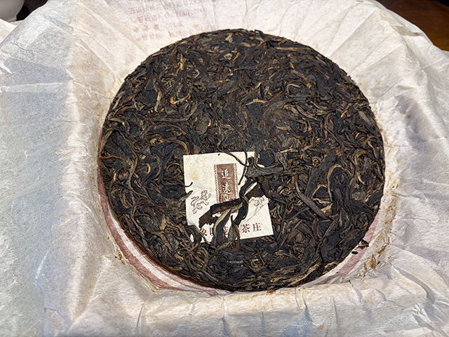 图为茏兴茶庄2006年蛮砖早春饼