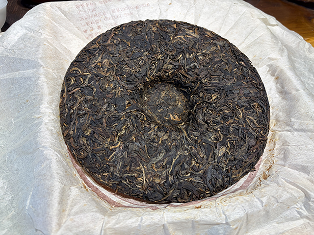 图为茏兴茶庄2006年蛮砖早春饼