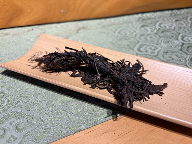 图为茏兴茶庄2006年蛮砖早春饼