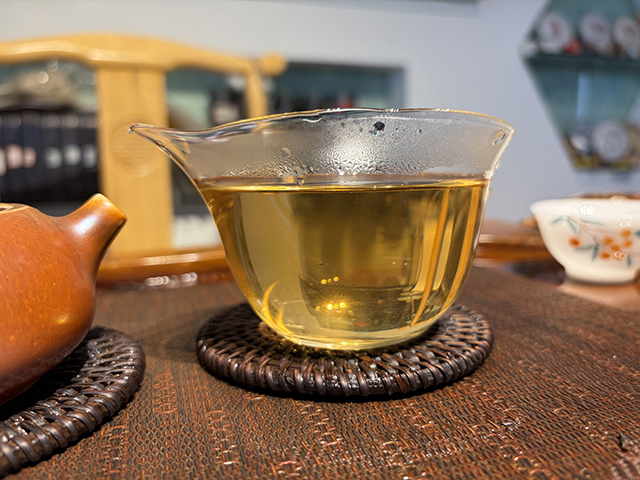 图为茏兴茶庄2006年蛮砖早春饼