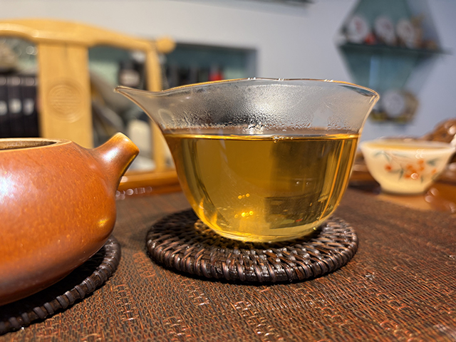 图为茏兴茶庄2006年蛮砖早春饼