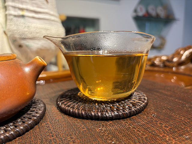 图为茏兴茶庄2006年蛮砖早春饼