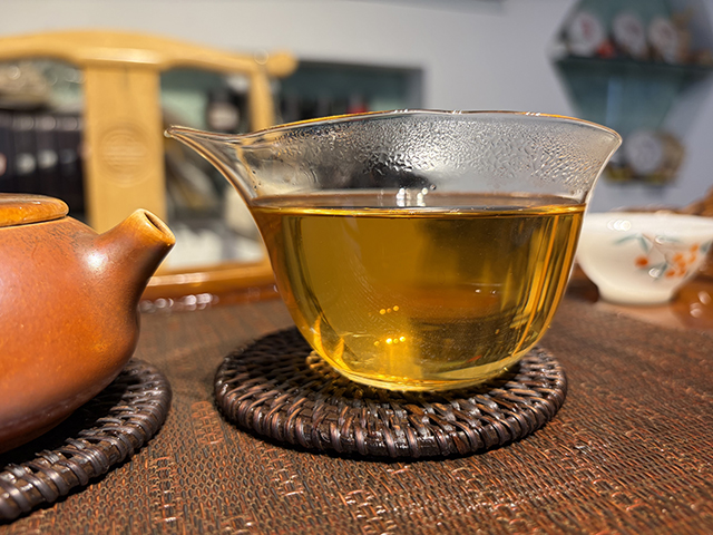 图为茏兴茶庄2006年蛮砖早春饼