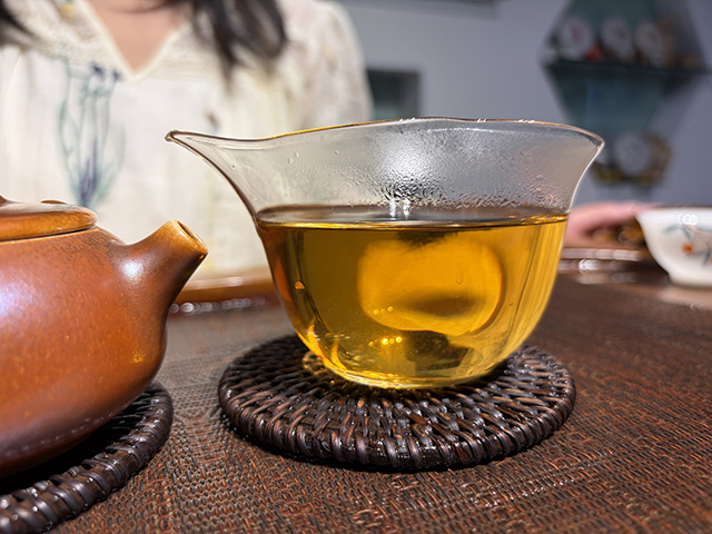 图为茏兴茶庄2006年蛮砖早春饼