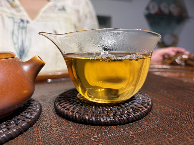 图为茏兴茶庄2006年蛮砖早春饼