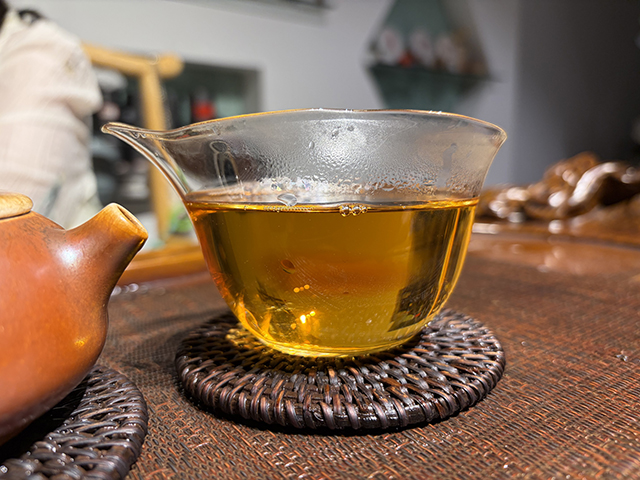 图为茏兴茶庄2006年蛮砖早春饼
