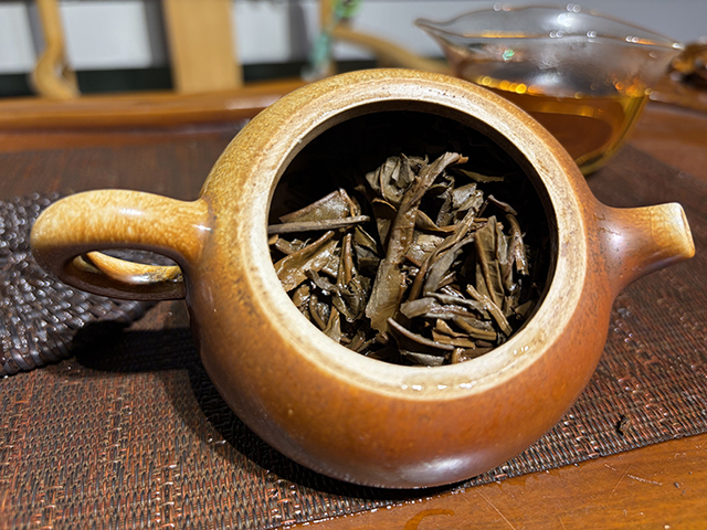 图为茏兴茶庄2006年蛮砖早春饼